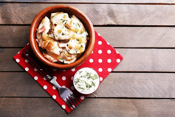 Ahşap arka plan üzerinde kahverengi kase kızarmış soğan ile lezzetli köfte — Stok fotoğraf
