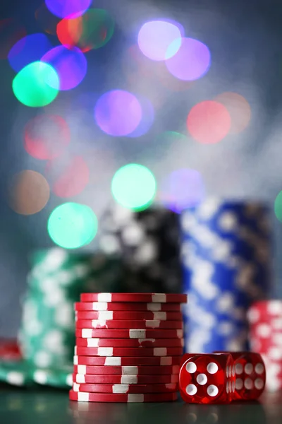 Чипы для покера на блестящем фоне — стоковое фото
