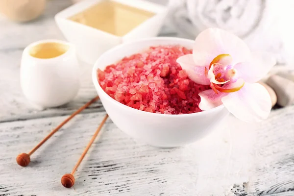 Spa Stilleven met kleur zeezout op houten tafel, close-up — Stockfoto