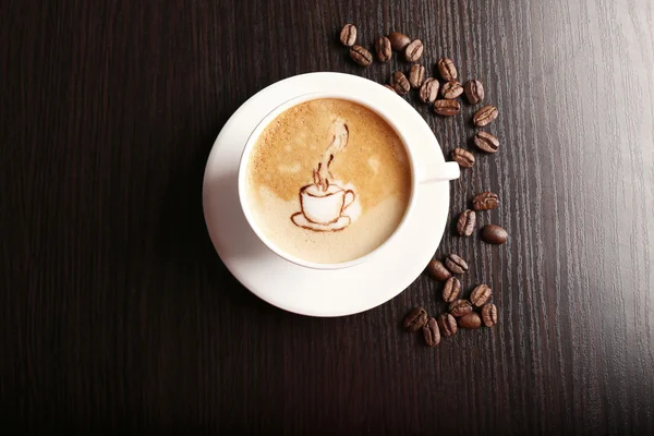 Tasse Latte rt Kaffee mit Körnern auf Holztisch, Draufsicht — Stockfoto