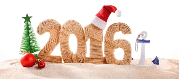Nový rok 2016 podepsat na písek — Stock fotografie