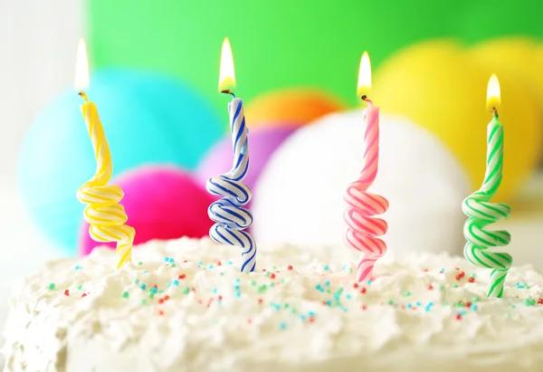 Bolo de aniversário com velas — Fotografia de Stock