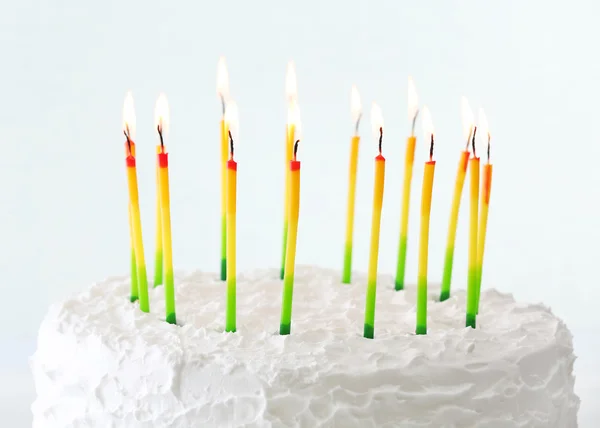 Bolo de aniversário com velas — Fotografia de Stock