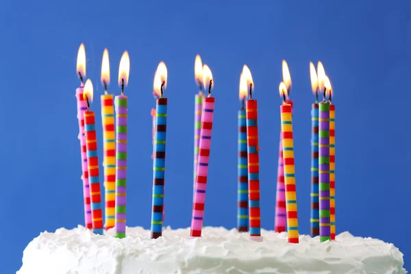 Gâteau d'anniversaire avec des bougies — Photo