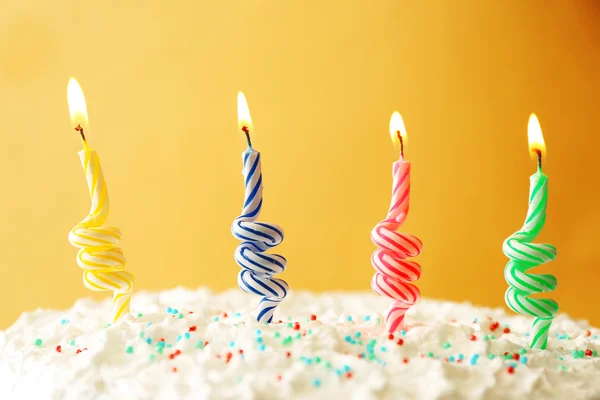 Bolo de aniversário com velas — Fotografia de Stock