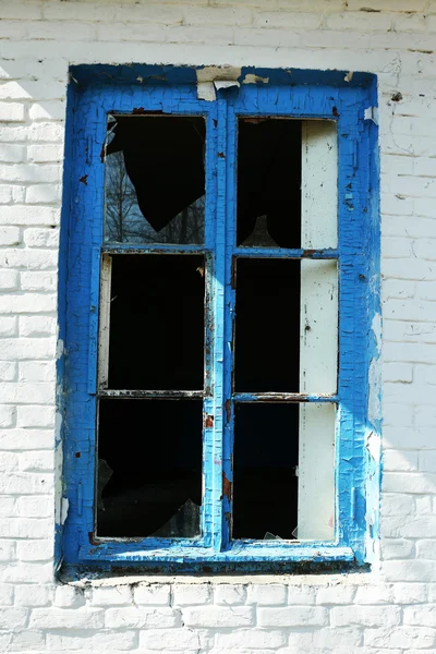 Fenêtre dans une vieille maison abandonnée — Photo