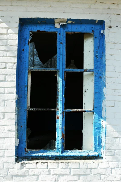 Venster in oude verlaten huis — Stockfoto