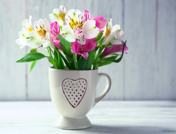 Vackra blommor i cupen — Stockfoto