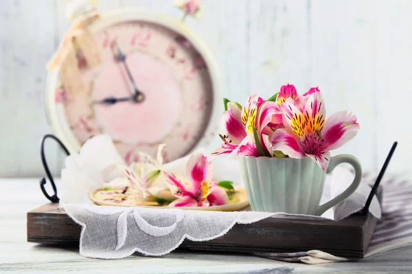 Schöne Blumen in Tasse — Stockfoto