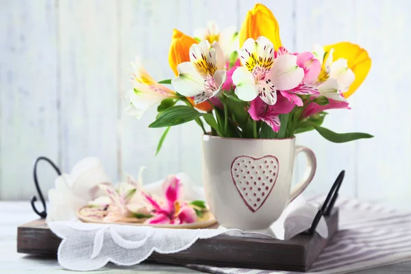 Красивые цветы в чашке — стоковое фото