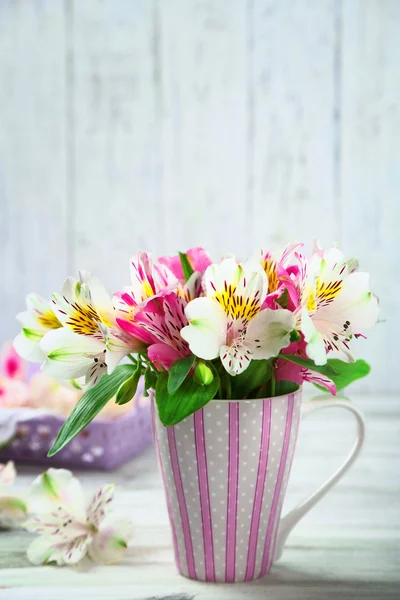 美丽的花朵，在杯中 — 图库照片
