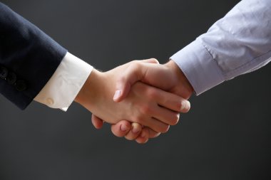 İş karşılıklı koyu arka plan üzerinde