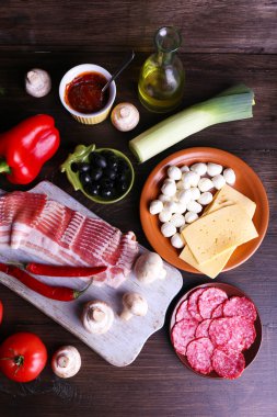 Ahşap masa farklı ürün yakın çekim