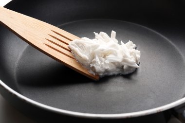 Hindistan cevizi yağı tavada