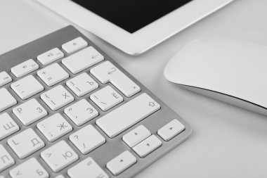 Ofis işyeri tablet ve bilgisayar ile yakın çekim