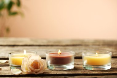 Kahverengi zemin üzerine ahşap masa güzel spa kompozisyonu