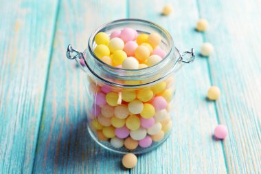 Jar tablo yakın çekim üzerinde renkli çikolata