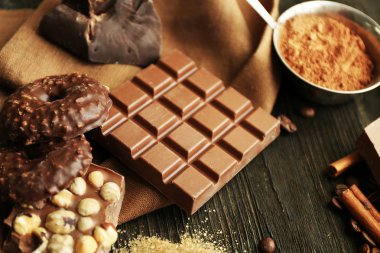 Çikolata, fındık ve ahşap masa, closeup baharat seti ile natürmort