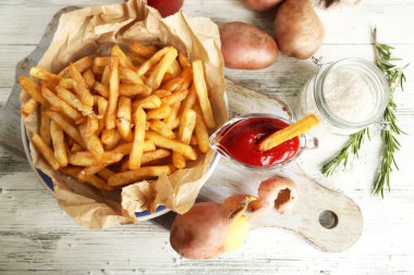 Lezzetli Fransız kızartması kesme tahtası üzerinde