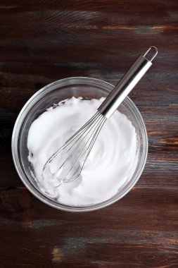 Ahşap masa, üstten görünüm yumurta akı için krem şanti