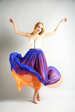 Etkileyici genç model gri arka plan üzerinde