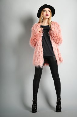 Etkileyici genç model gri arka plan üzerinde