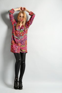 Etkileyici genç model gri arka plan üzerinde