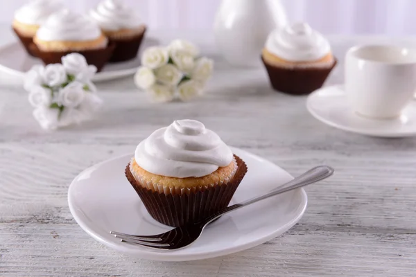 Leckere Cupcakes auf dem Tisch auf hellem Hintergrund — Stockfoto