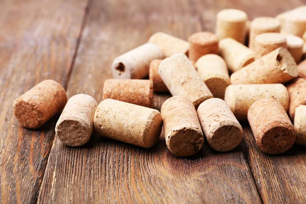 Tapones de vino sobre fondo de madera — Foto de Stock