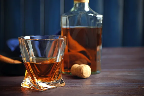 Whisky na dřevěné pozadí — Stock fotografie