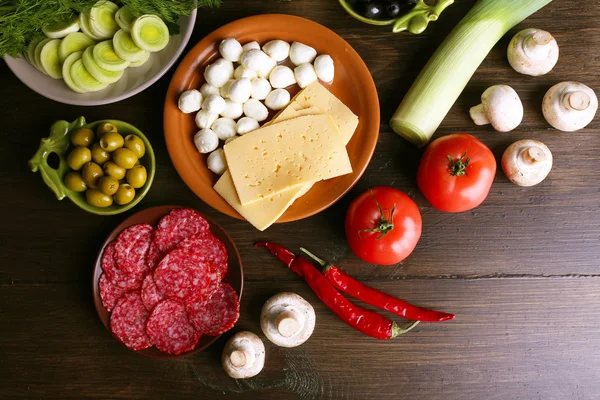 Produtos diferentes na mesa de madeira fechar — Fotografia de Stock