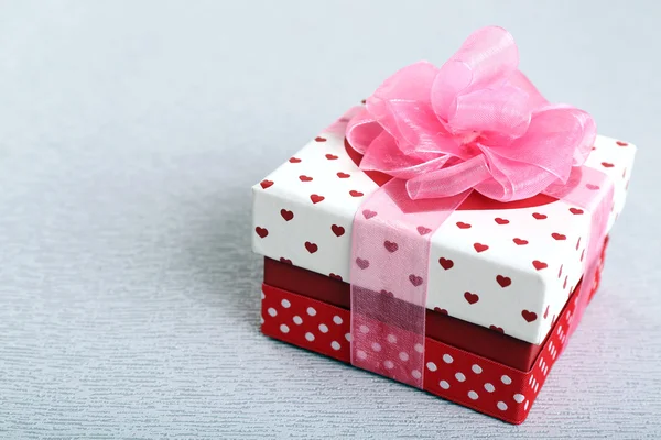 Hermosa caja de regalo sobre fondo gris. Concepto de San Valentín —  Fotos de Stock