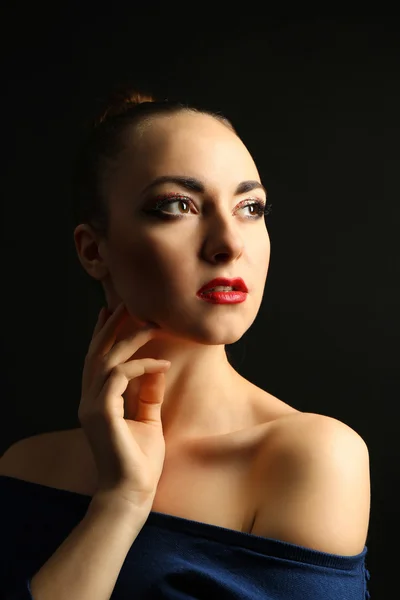 Portrait de belle femme avec un maquillage fantaisie paillettes sur fond sombre — Photo