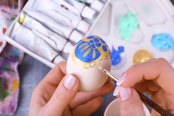 Painting Easter eggs by female hands — Stock Photo, Image