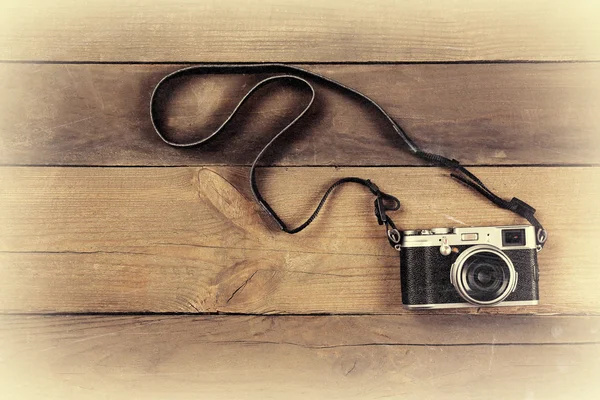 Retro fényképezőgép, fa deszka háttér — Stock Fotó