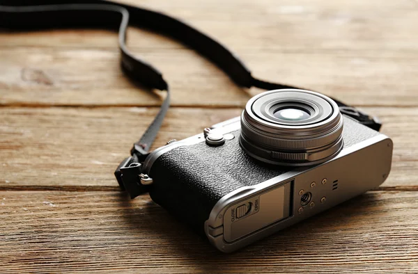 Macchina fotografica retrò su legno tavole di sfondo — Foto Stock