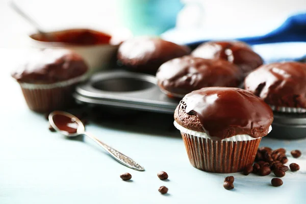 Chocolade muffins en kopje koffie — Stockfoto