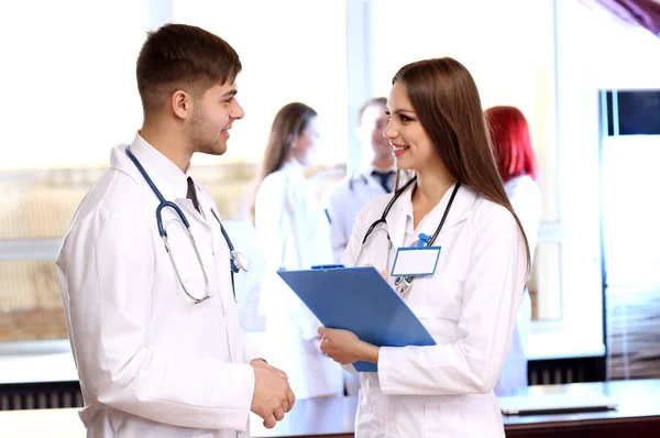 Travailleurs médicaux en salle de conférence — Photo