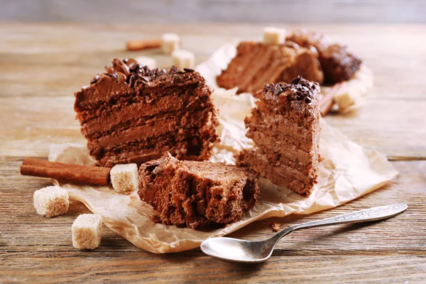 Шматочки смачного шоколадного торта на тарілці крупним планом — стокове фото