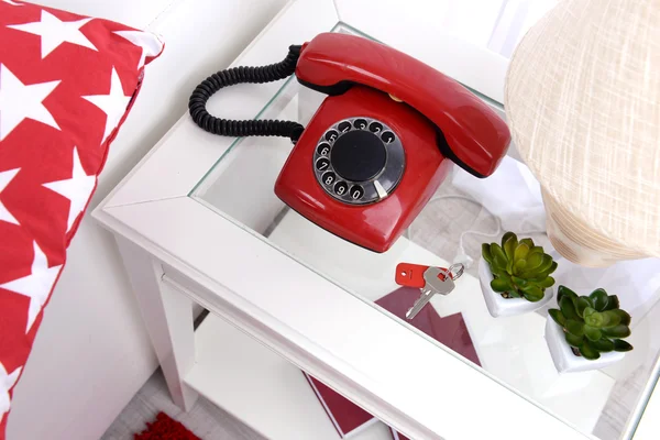 Retro telefon på natbord - Stock-foto