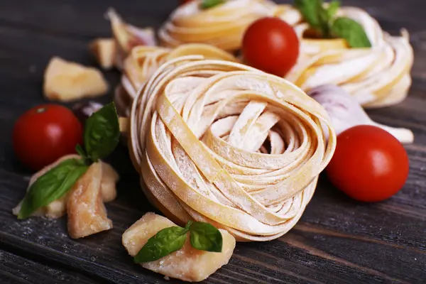 Pastas crudas con queso y verduras —  Fotos de Stock