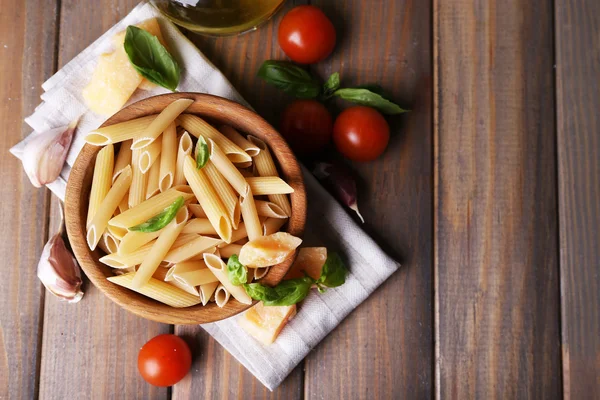Сирі макарони з сиром та овочами — стокове фото