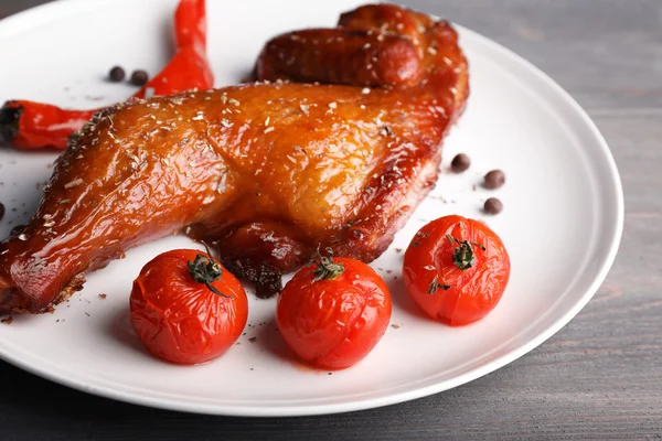 Smoked chicken leg with vegetables — Stock Photo, Image