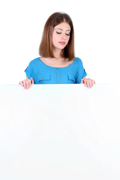 Mulher bonita segurando cartaz em branco isolado no branco — Fotografia de Stock