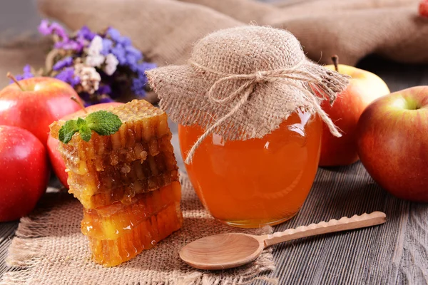 Delicious honey with apple on table close-up — Stock Photo, Image