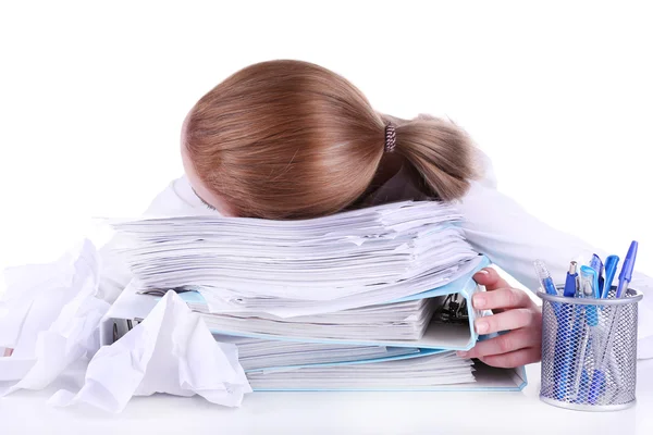 Femme fatiguée sur son lieu de travail avec des documents isolés sur blanc — Photo