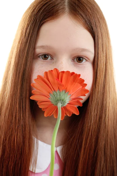 Красивая маленькая девочка с цветами, крупным планом — стоковое фото