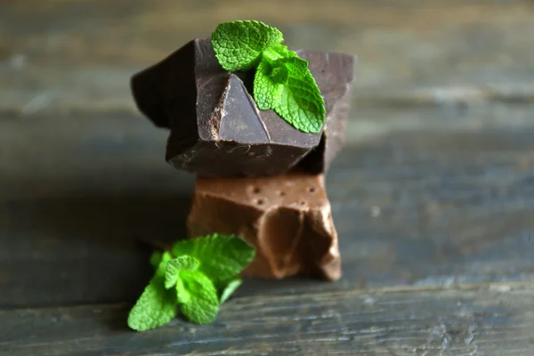 Köstliche Schokolade mit Minzblättern — Stockfoto