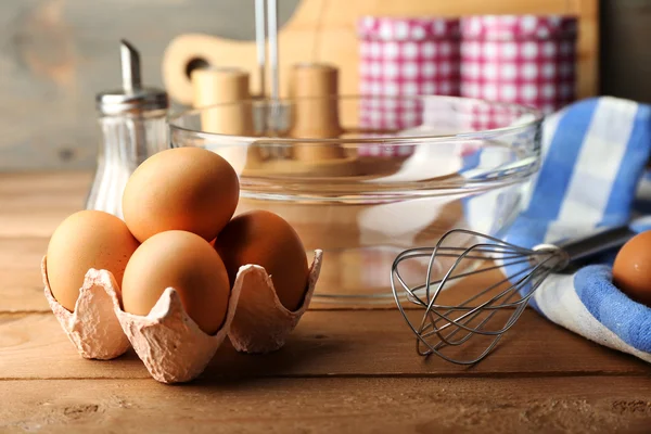 Crema de preparación con huevos en cuenco de vidrio sobre fondo de madera —  Fotos de Stock