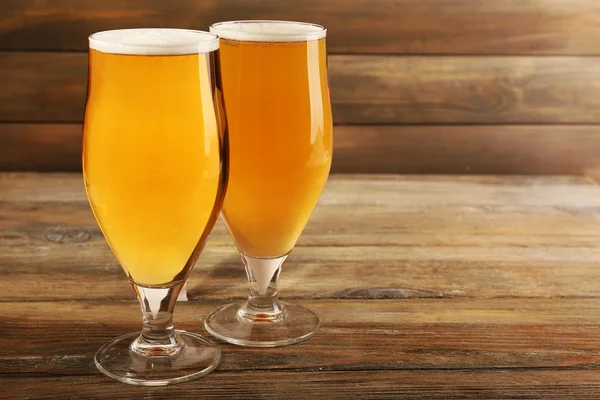 Glazen bier op houten achtergrond — Stockfoto